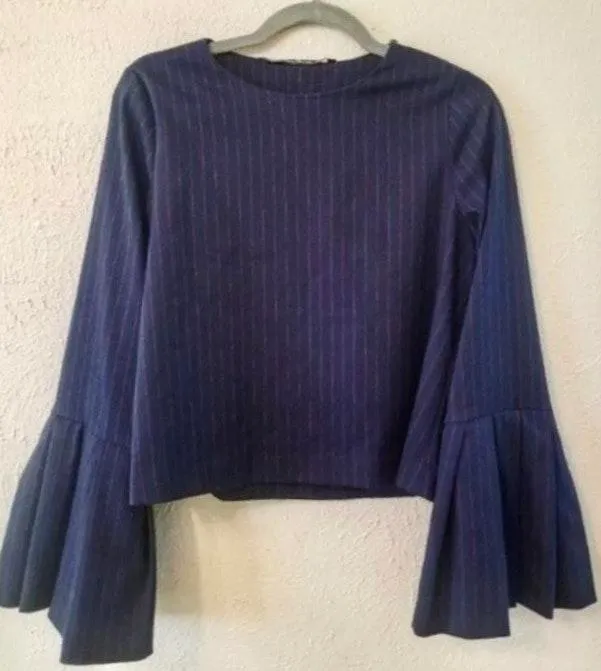 NWT  Bell Sleeve Cropped Top Sz Small - Image 2