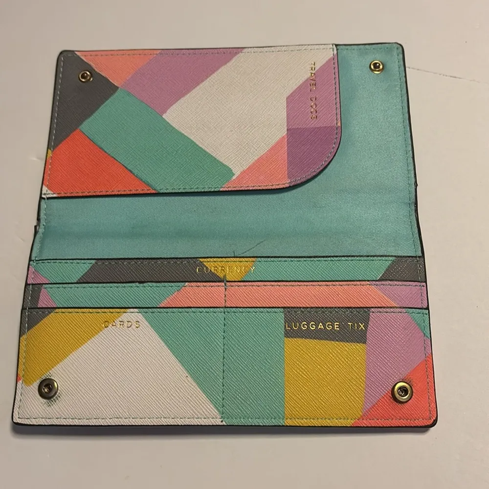 LOVE & LORE TRAVEL WALLET COLORFUL GEOMETRIC DESIGN 2 SNAP CLOSURES Green - Image 4