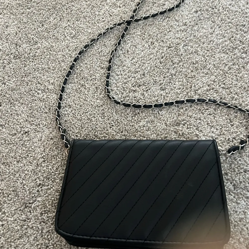 Badgley Mischka  Black Quilted Chain Crossbody Bag - Image 6