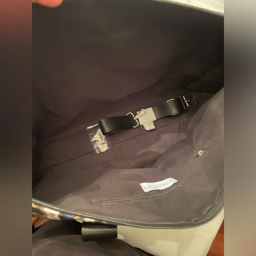 Alice + Olivia NWT Duffle Bag Regal Romance Travel by Stacey Bendet - Image 8