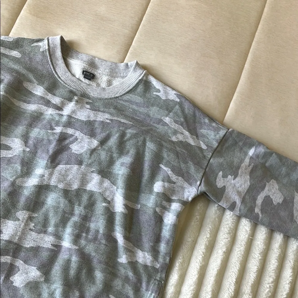 Aerie Gray Crewneck Sweater with Camouflage Pattern - Image 6