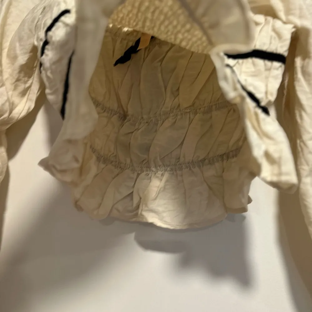 NWOT Brandy Melville Milk Maid baby doll Top. XS puff sleeves,  ruffle - Image 11