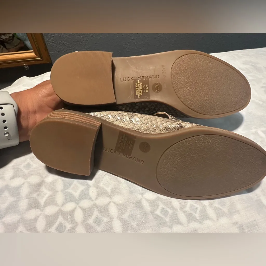 Lucky Brand Women Textured Snake Pattern Loafers - Image 4