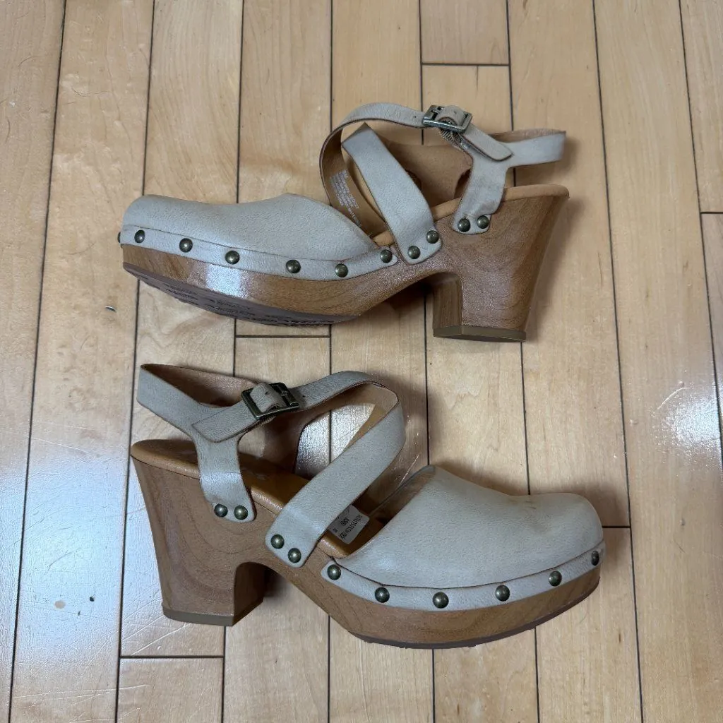 KORKS Abloom Heeled Clogs with Stud Details Size 8 Cream Tan - Image 3