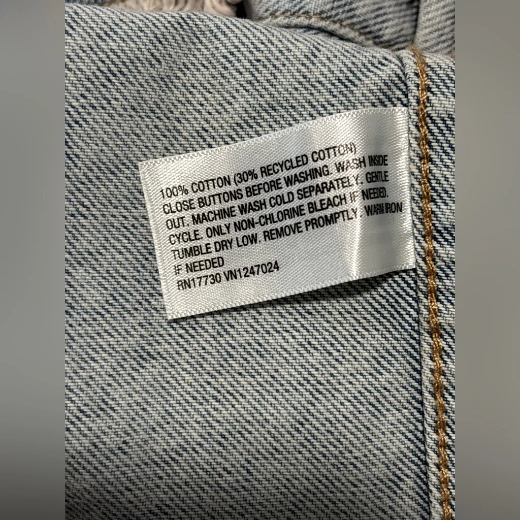 😍Beautiful 😍 Light Blue Denim Vest NWT 😍 - Image 4