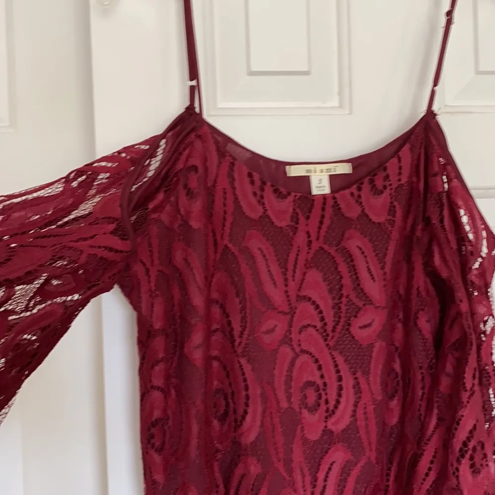 Beautiful cold shoulder Miami lace dress - Image 2