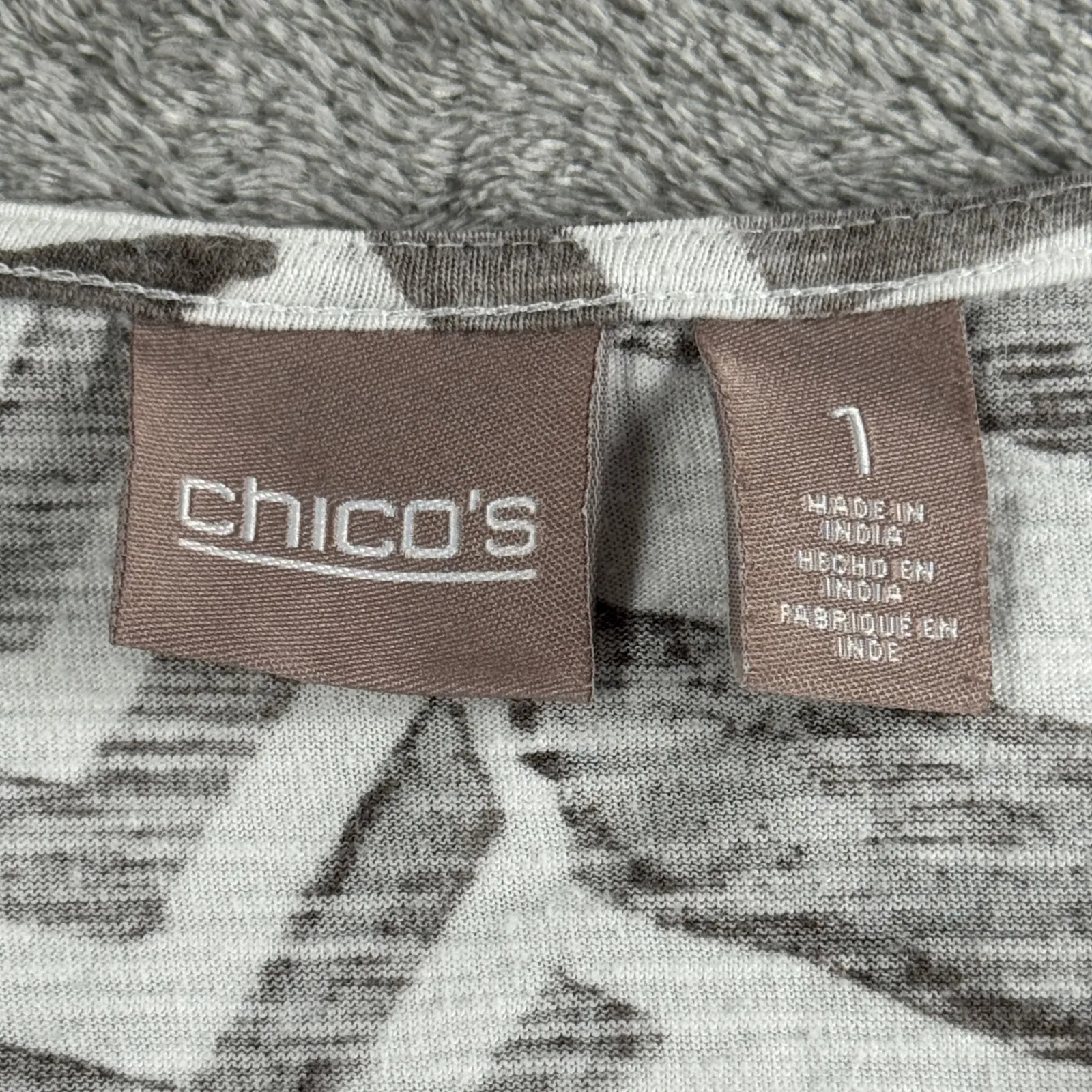 Chicos Abstract Chevron Top Womens‎ M Gray White V Neck 3/4 Sleeve Neutral Artsy - Image 6