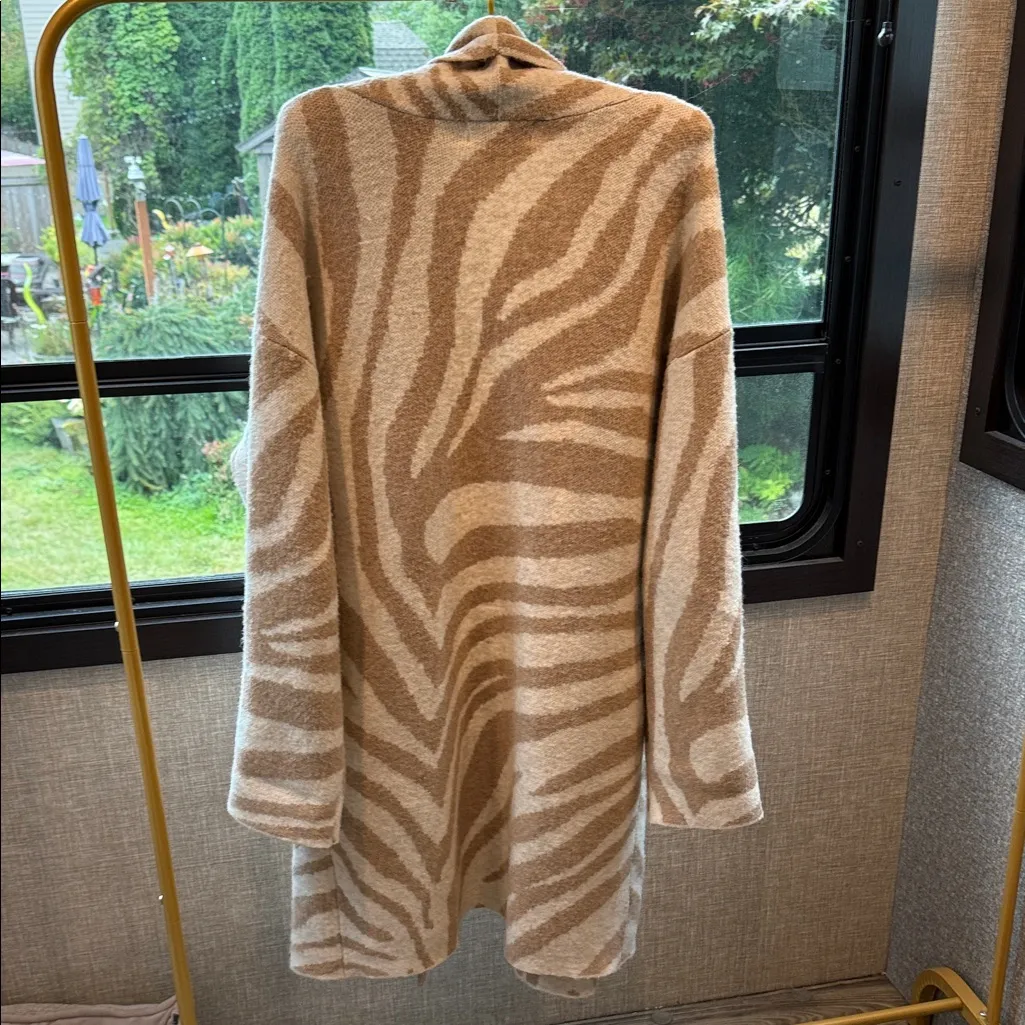 Oversized Anthropologie Beige and Cream Knit Cardigan with pockets one size - Image 5