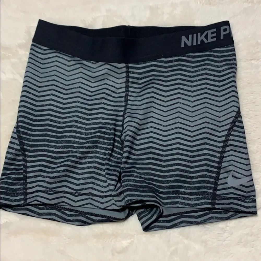 Grey Zigzag Nike Pro Shorts - Image 2