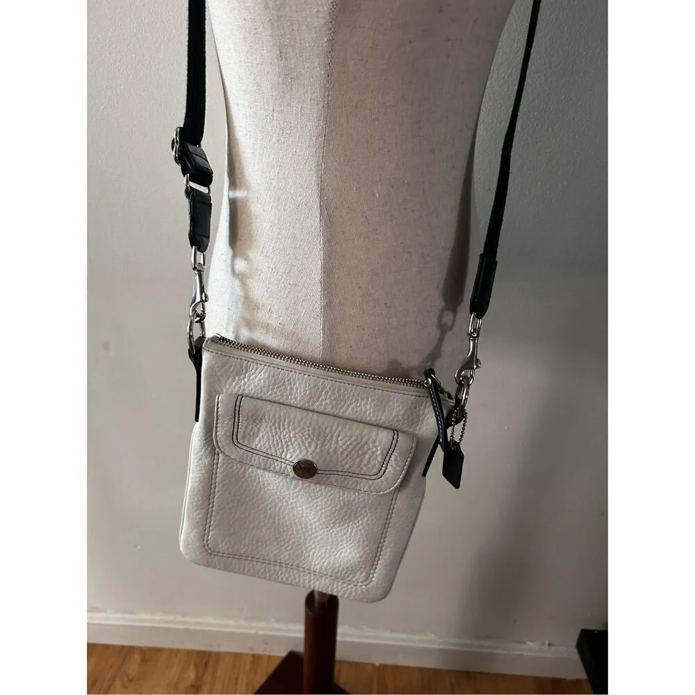 Coach leather white crossbody bag authentic with adjustable black strap - Image 3