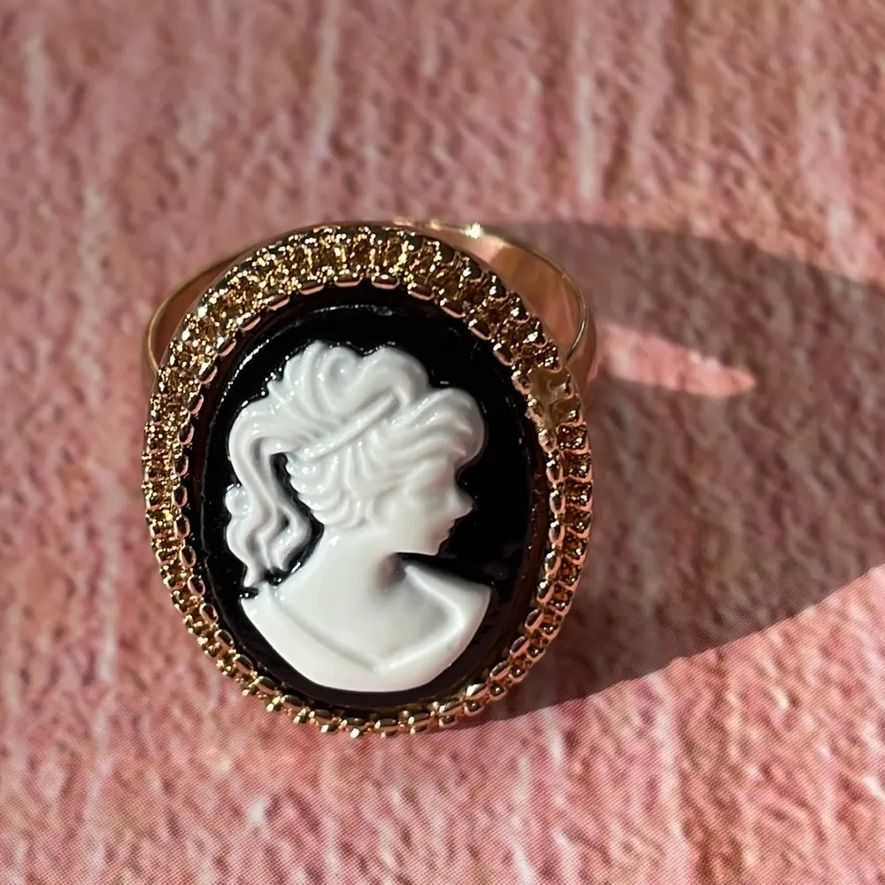 Black And White Cameo Oval Gold Ring - Image 3