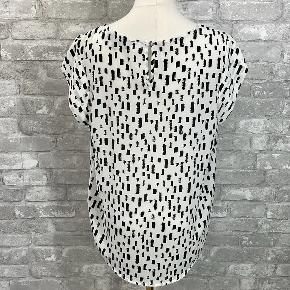Alice Blue Black and White Sleeveless Graphic Blouse - Image 5
