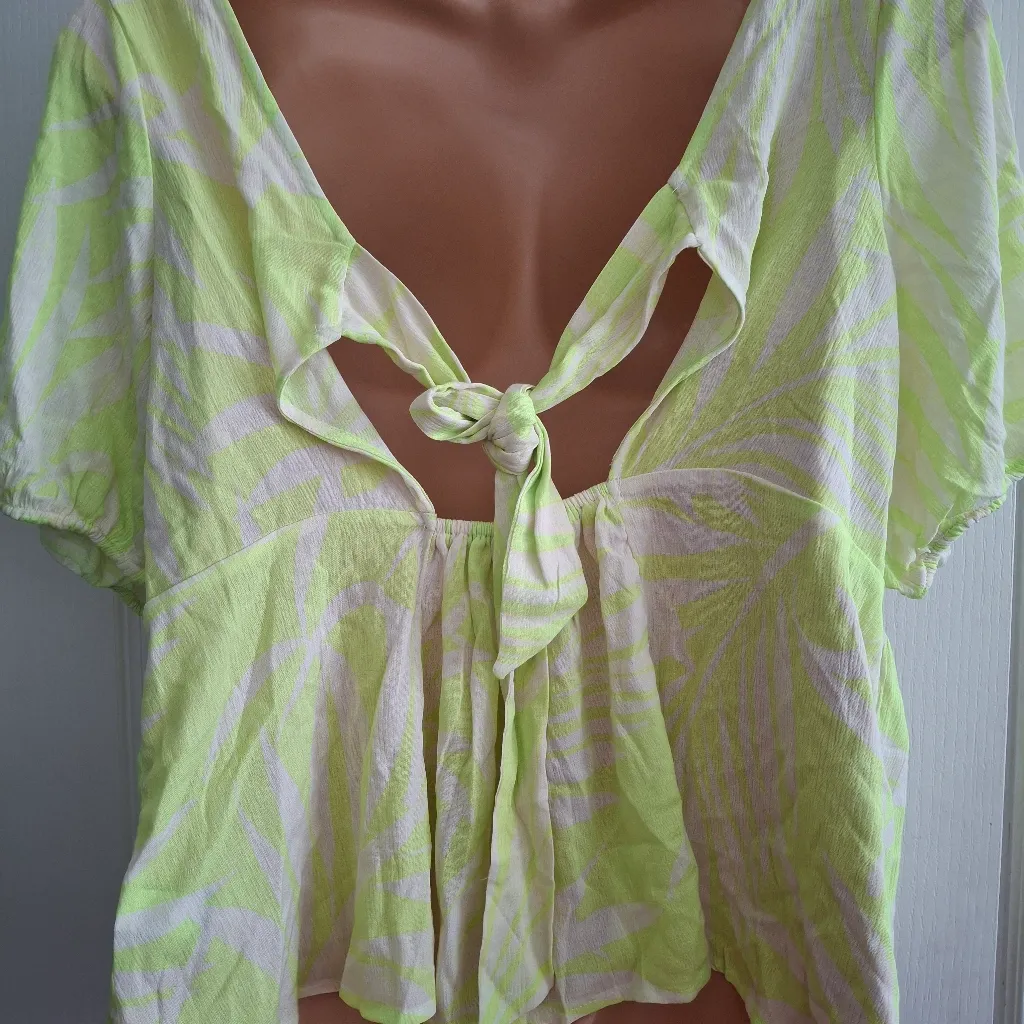 Torrid Sz 2 Lime Green Women's Top - Image 10