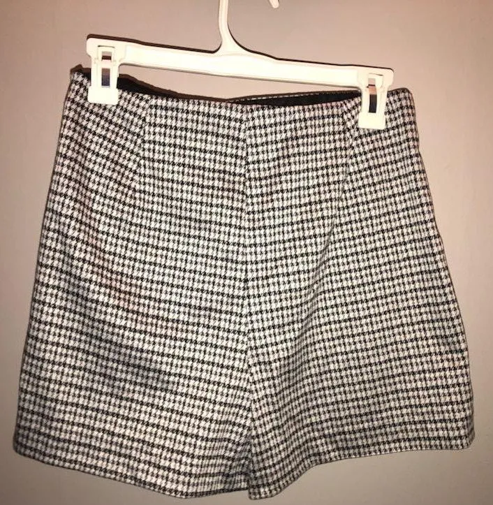 Black and White Plaid Skort Multiple Size M - Image 4