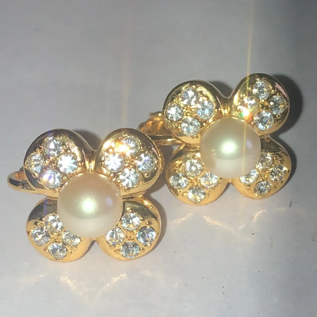 Elegant Gold Tone and Faux Pearl Flower Vintage Retro Boho Clip On Earrings - Image 2