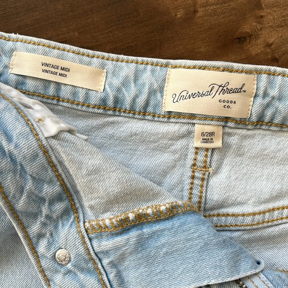 Universal Thread Vintage Midi Jean Shorts Bleach Washed Size 6 - Image 5