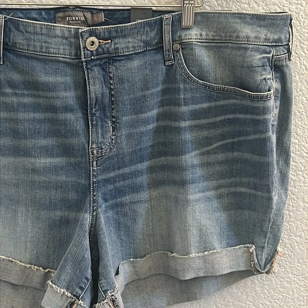 Torrid 5 INCH VINTAGE STRETCH MID-RISE SHORT SIZE 26 - Image 4