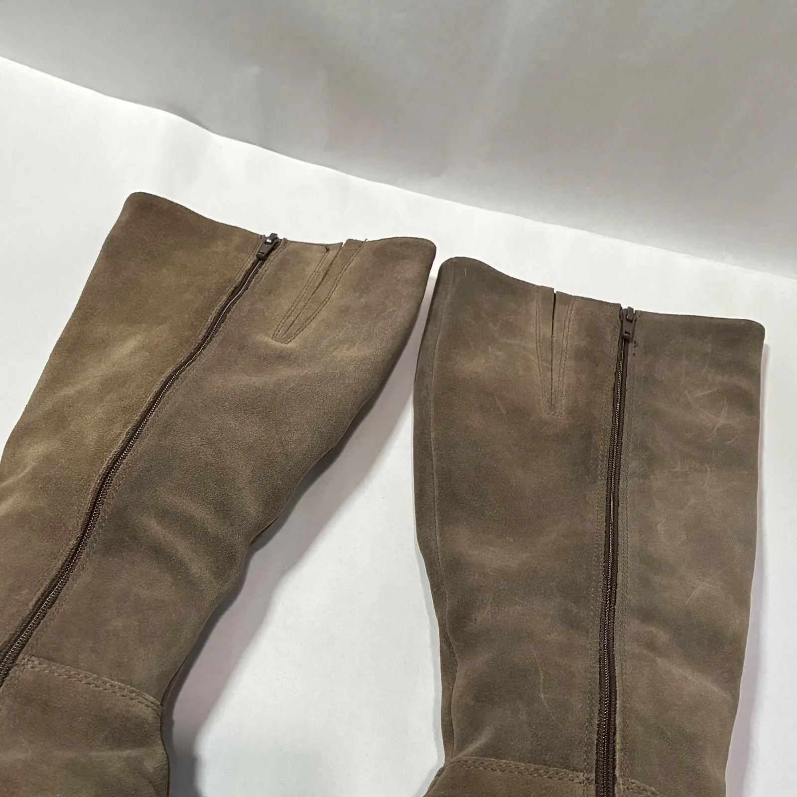 La Canadienne Suede Knee High Boots Block Heel Side Zip Stone Taupe Women's 9.5M Brown Size 9.5 - Image 7