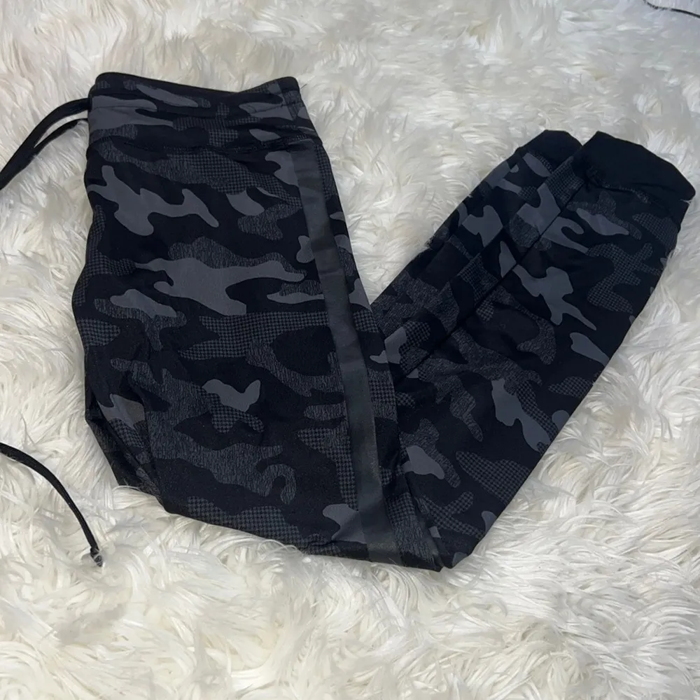 Forever 21  camo legging joggers - Image 3