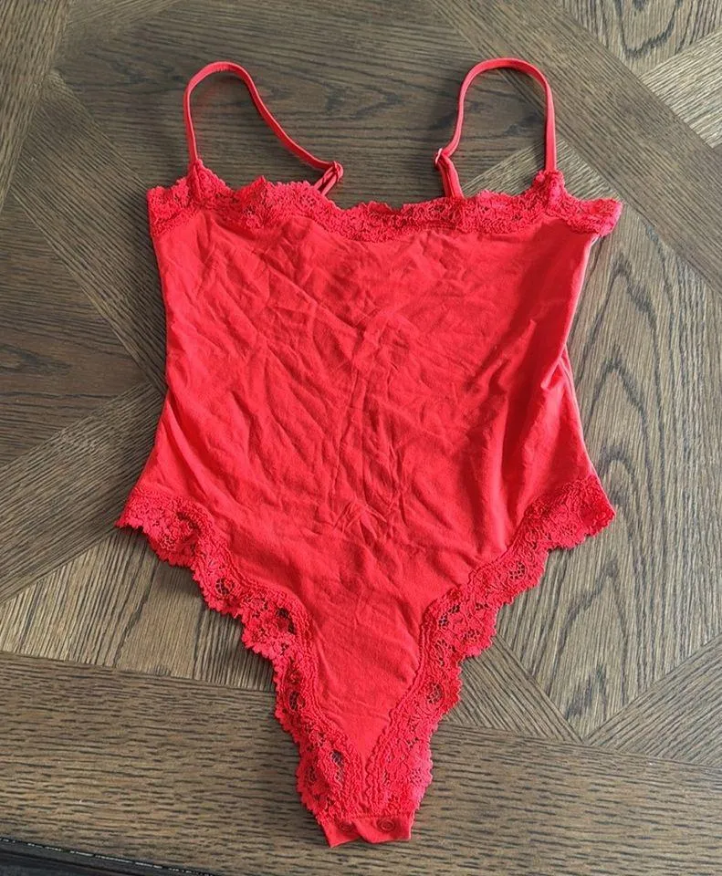 SKIMS FETS EVERYBODY LACE CAMI BODYSUIT, X-Small, LIMITED EDITION CAYENNE,$64 - Image 11