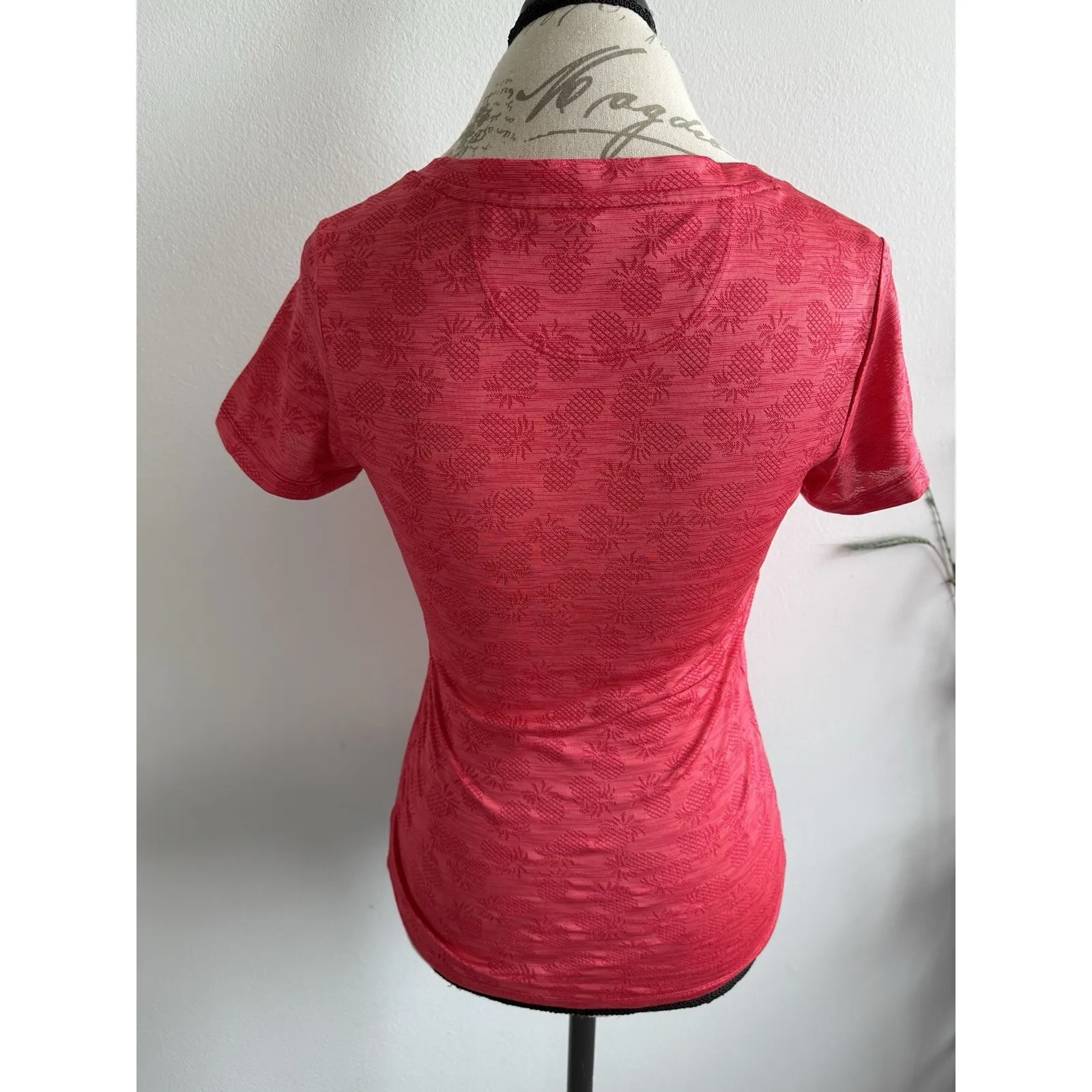 Tommy Bahama Island Zone Palm Coast Pineapple Red V-Neck T-Shirt Size XXS - Image 2