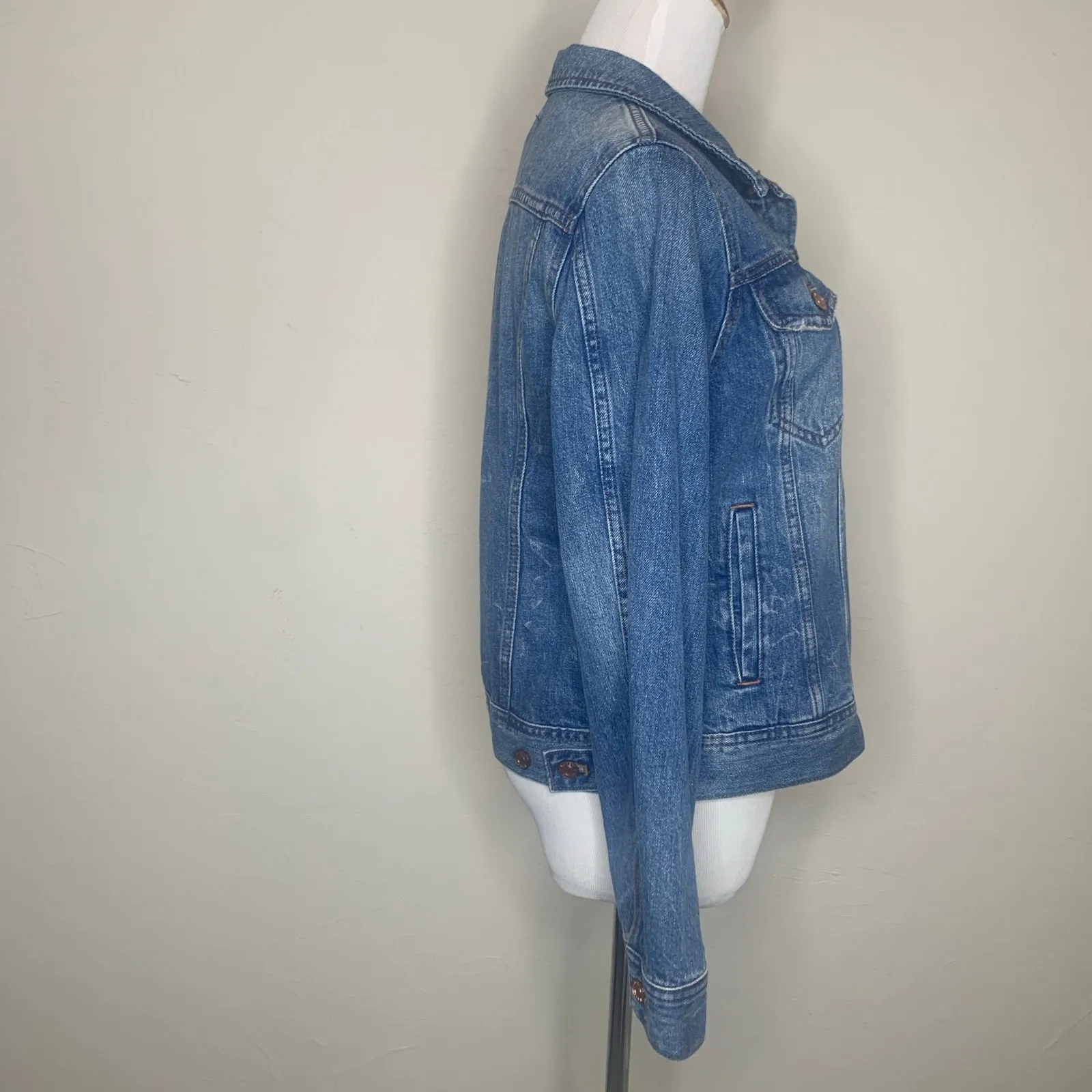 J. Crew Medium Wash Fitted Jean jacket Classic Sz Medium - Image 4