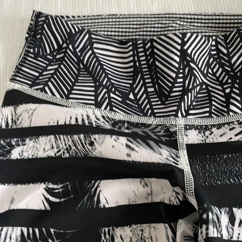 Great Lululemon black and white striped palms leggings - Image 2