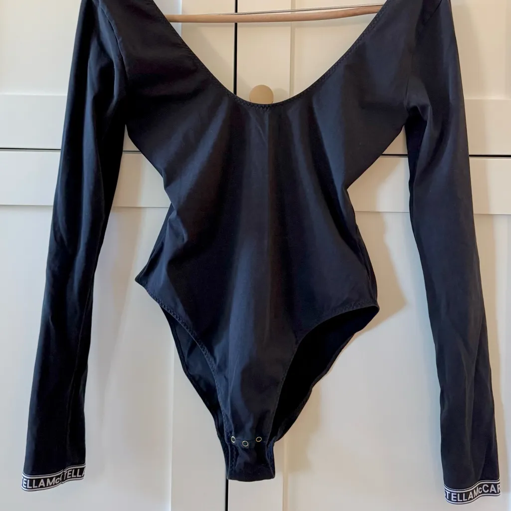 Stella McCartney Ivy Chatting Long Sleeve Logo Cuff Bodysuit, Black sz. M - Image 9