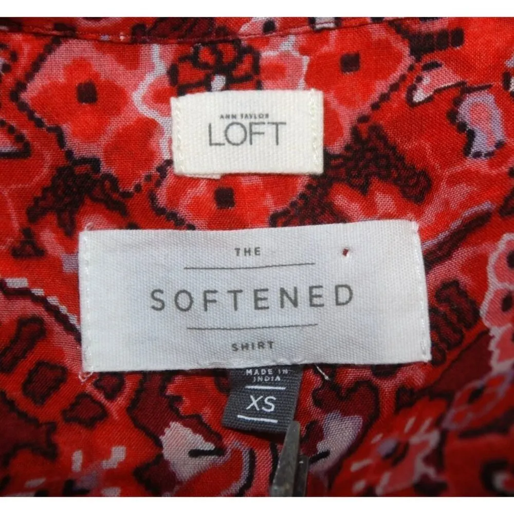 NICE Ann Taylor LOFT The Softened Red Tunic Top Size XS Floral Half Button Up - Image 8