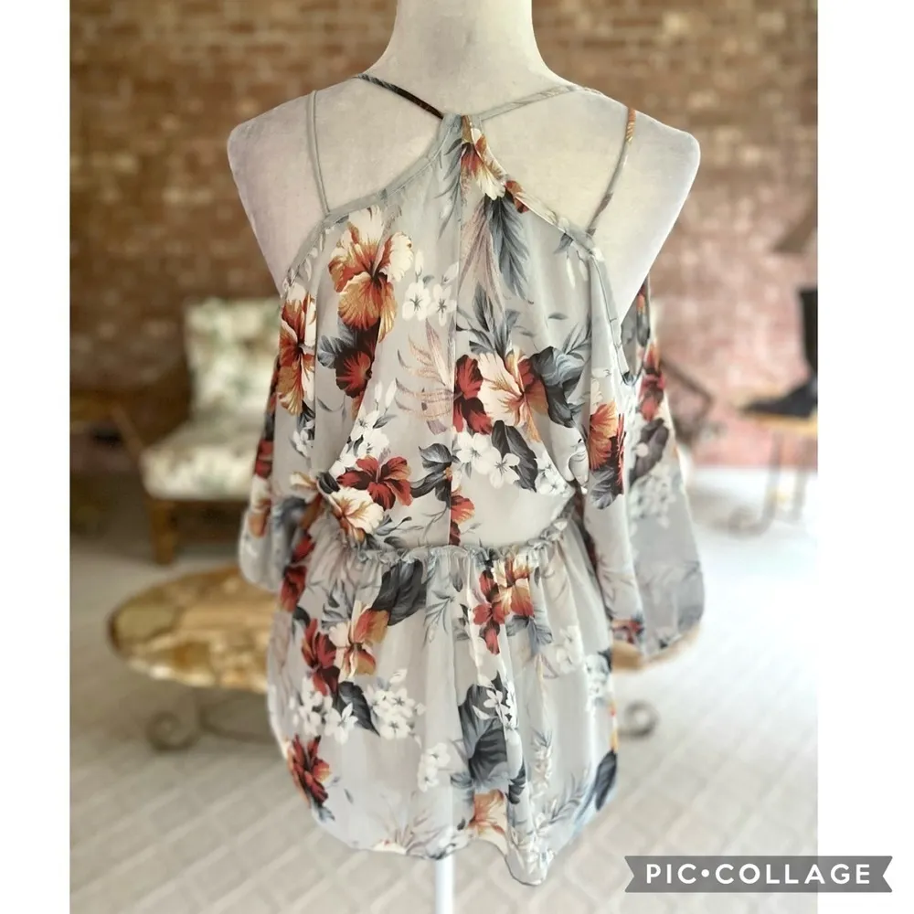 Gimmicks by BKE Floral Cold Shoulder High Low Grey Top XS Boho Peasant Flowy Mod - Image 9