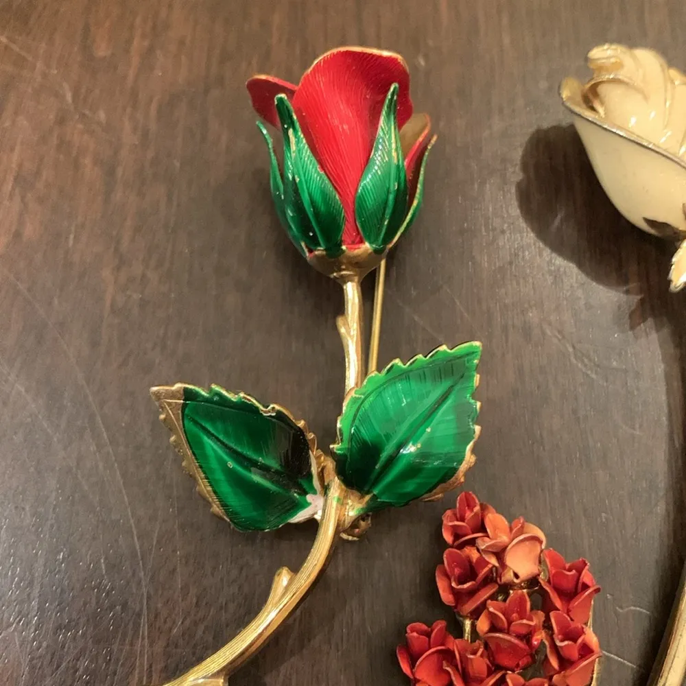 Three vintage rose brooches Red - Image 2