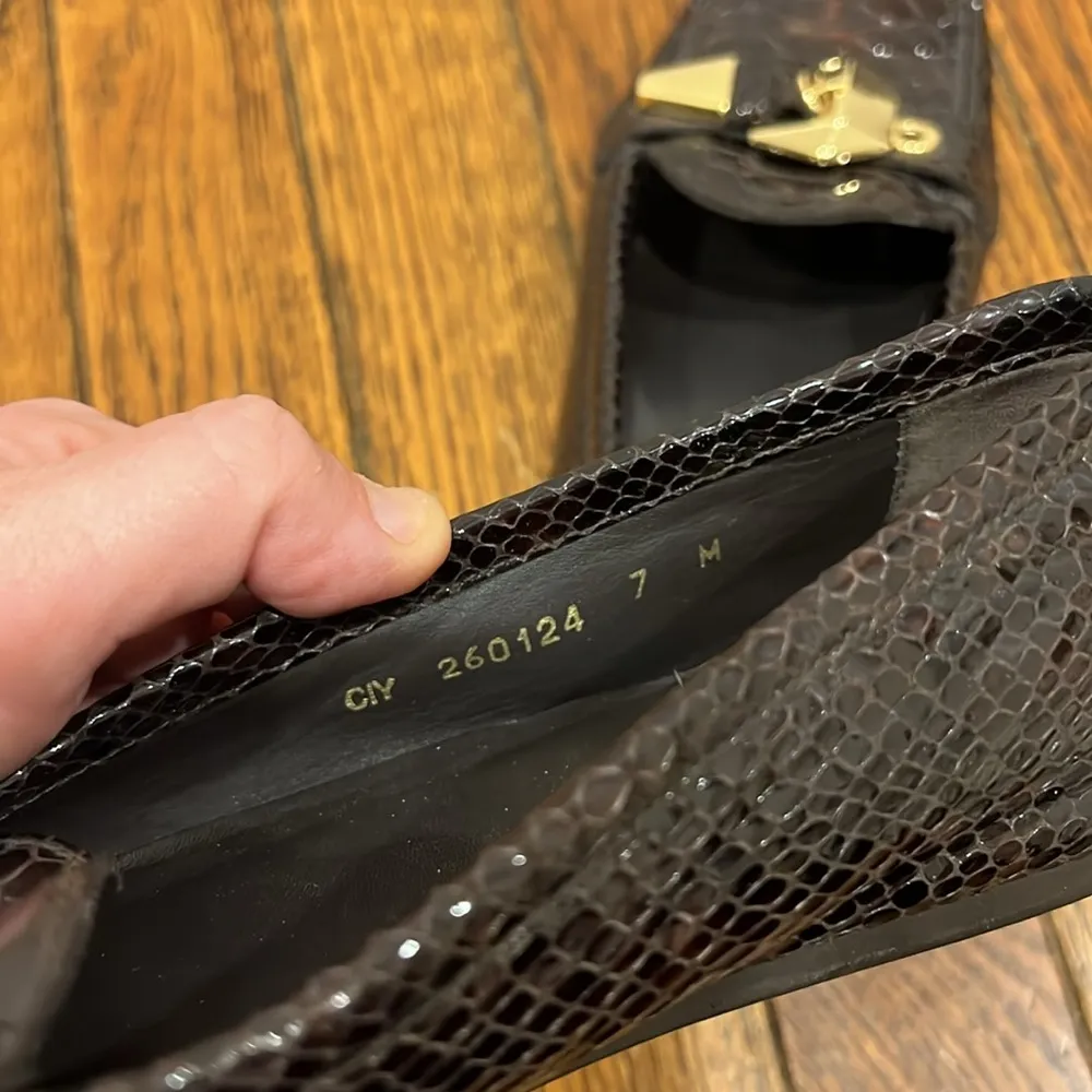 STUART WEITZMAN Crocodile Patent Leather Gold Mary Jane Buckle Flats Size 7M - Image 10