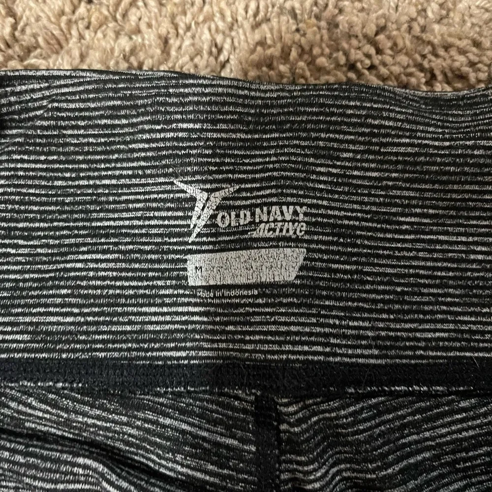 Old Navy active capri leggings sz M - Image 3