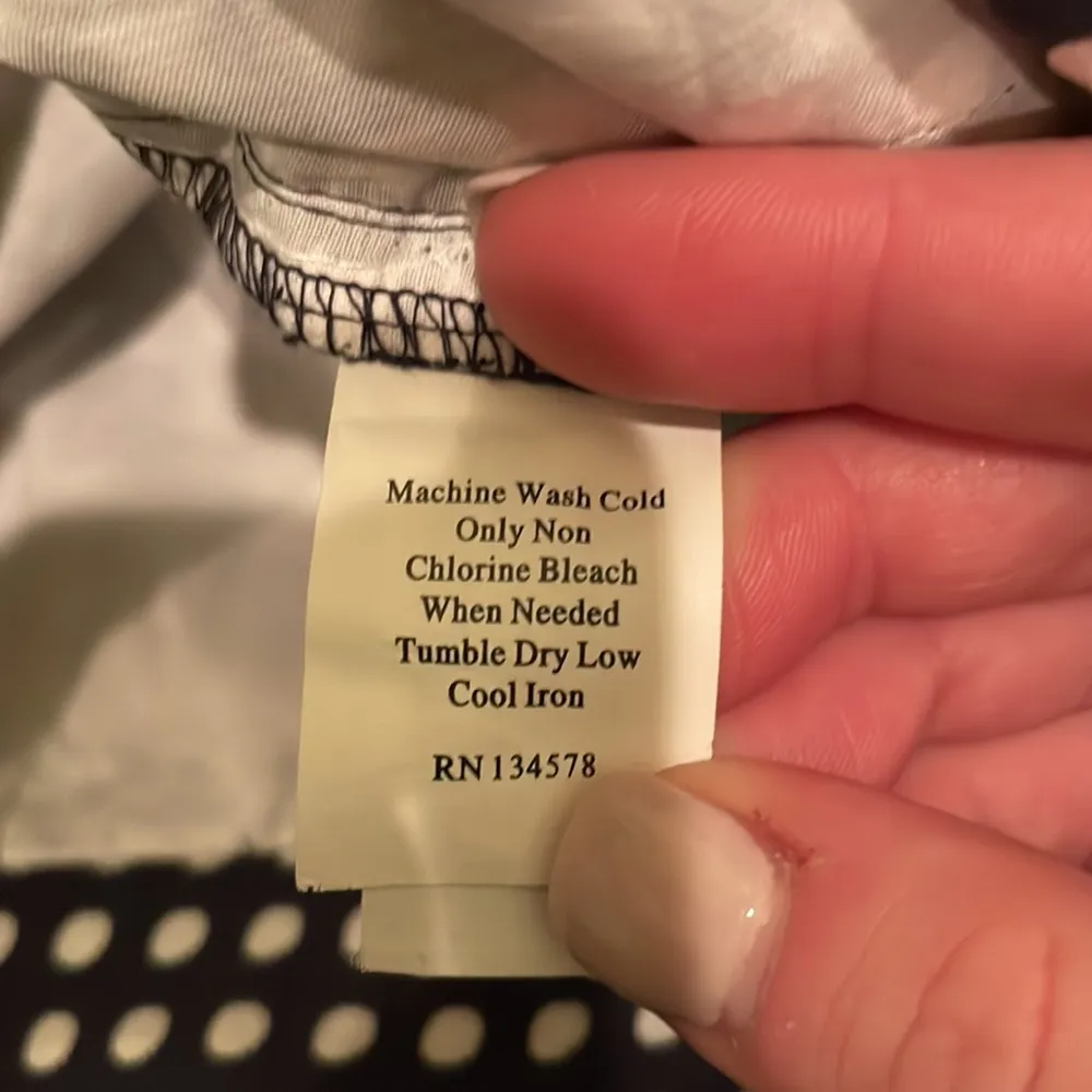 Vineyard Vines navy shorts with white polka dots - Image 6