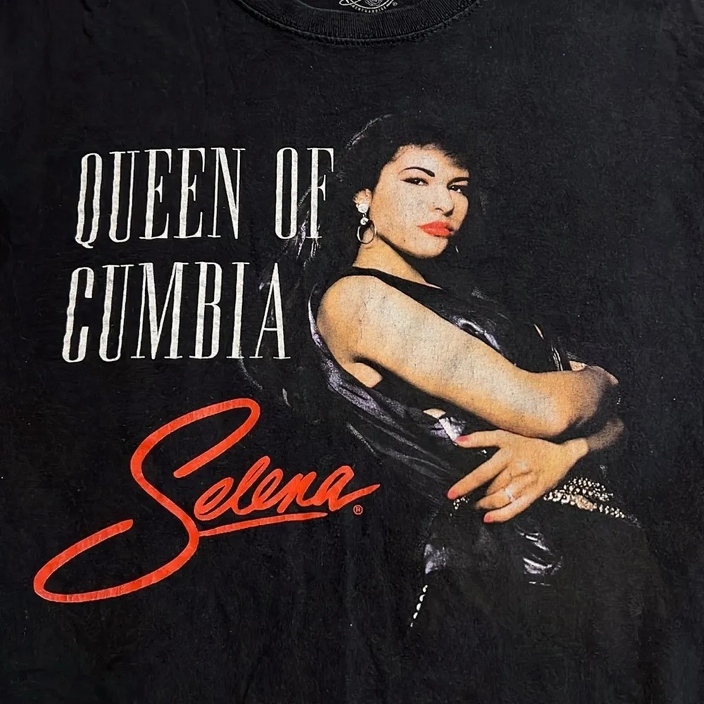 Official Selena merch Queen of Cumbia large graphic print t - Image 5