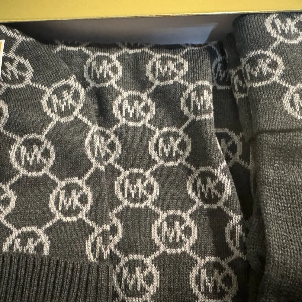 Michael Kors hat scarf and gloves - Image 2