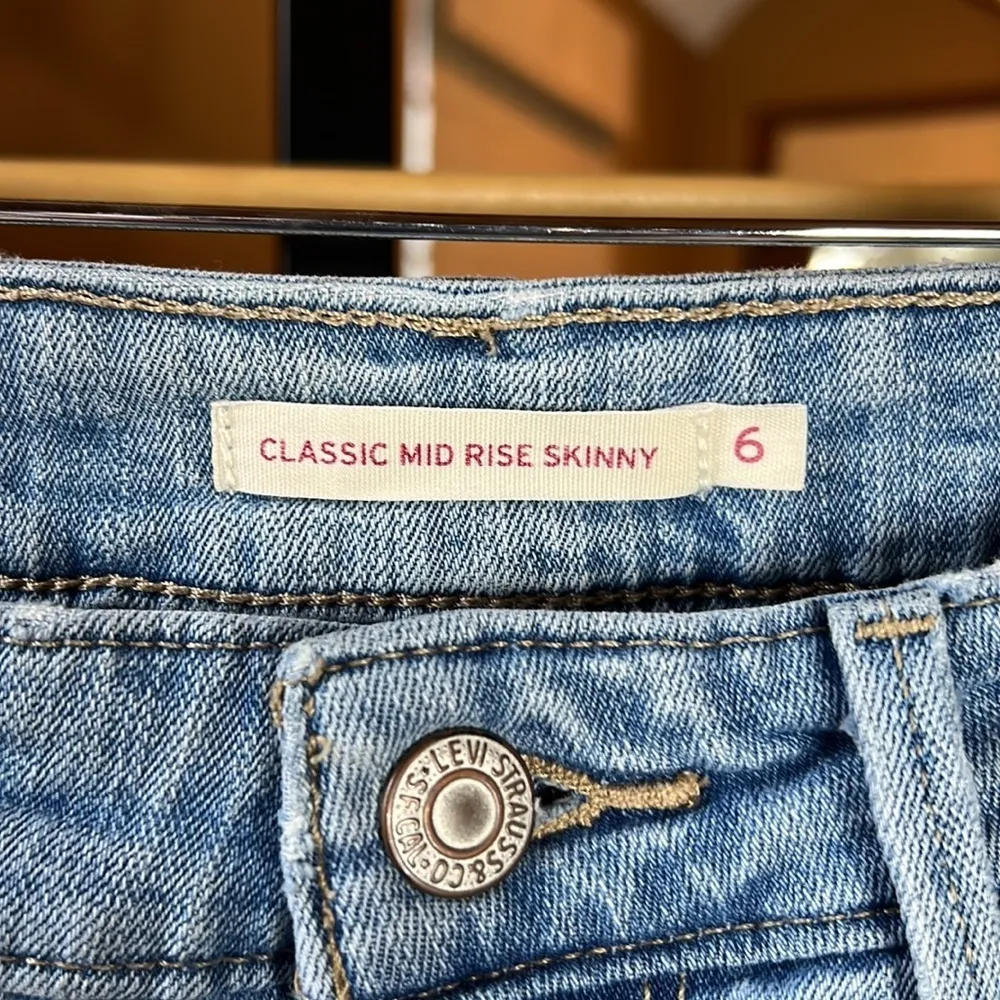 Levi’s Women's Classic Mid Rise Skinny Light Blue Jeans Size 6M W28 L30 - Image 6