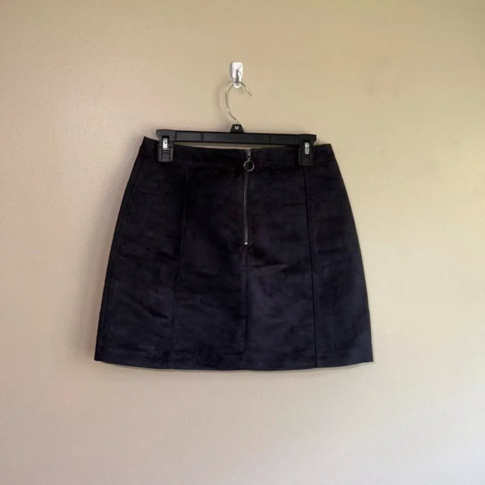 Old Navy size 4 suede mini skirt - Image 4