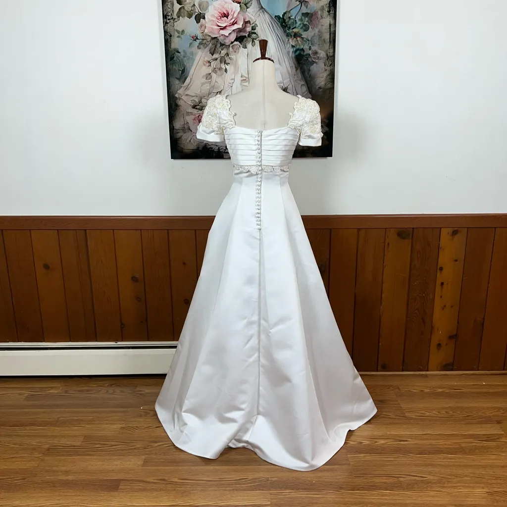 Beautiful Vintage 90s Amy Lee by Hilton Bridal Satin Wedding Gown! White Size 6 - Image 6