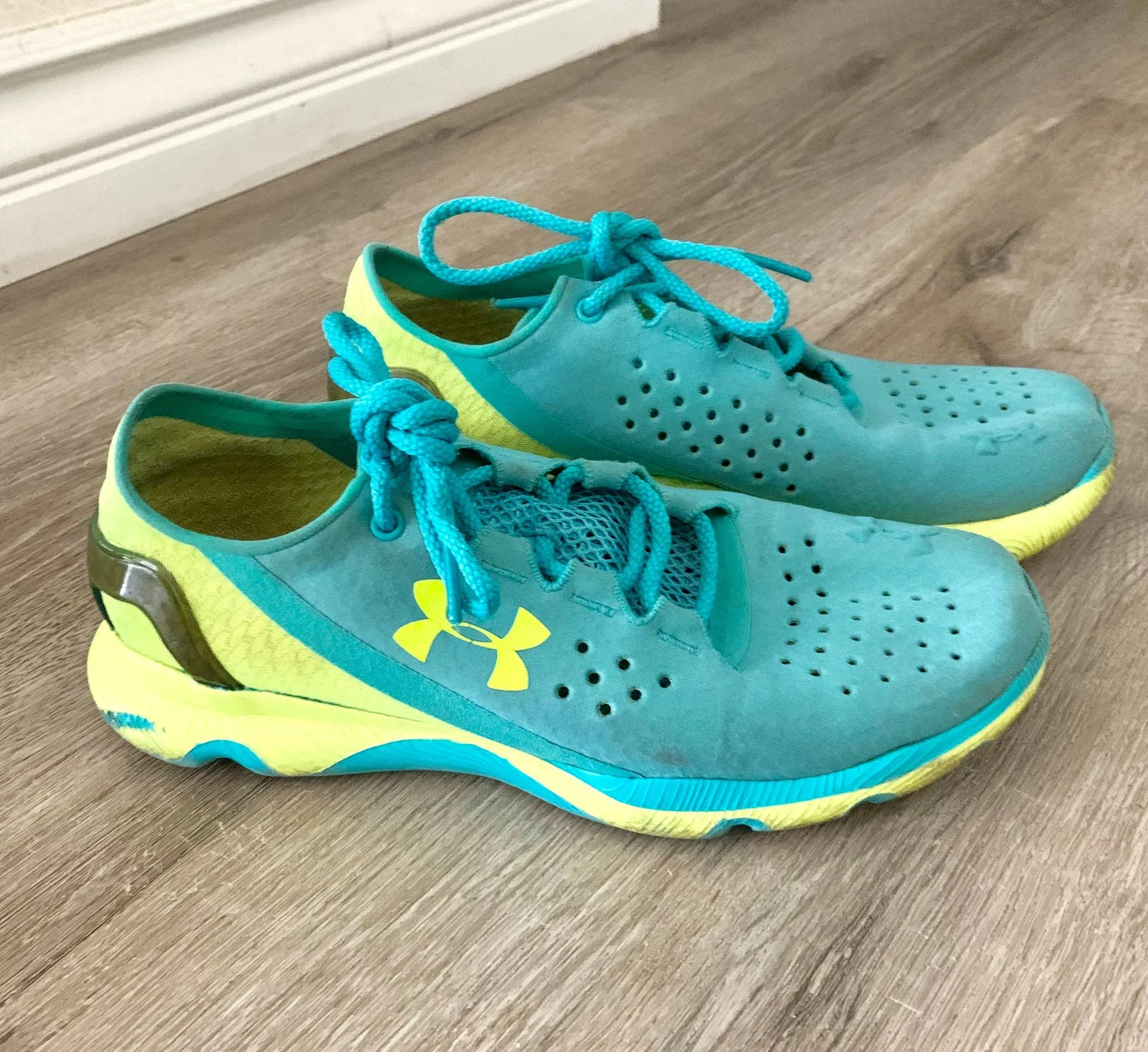 Under Amour Color Lightweight Running Shoes 6.5 - Image 2