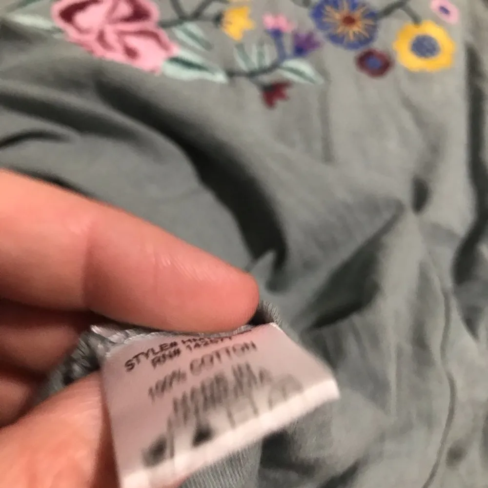 Haute Monde Flower Embroidery Bell Sleeve Shirt; Small Women’s - Image 6