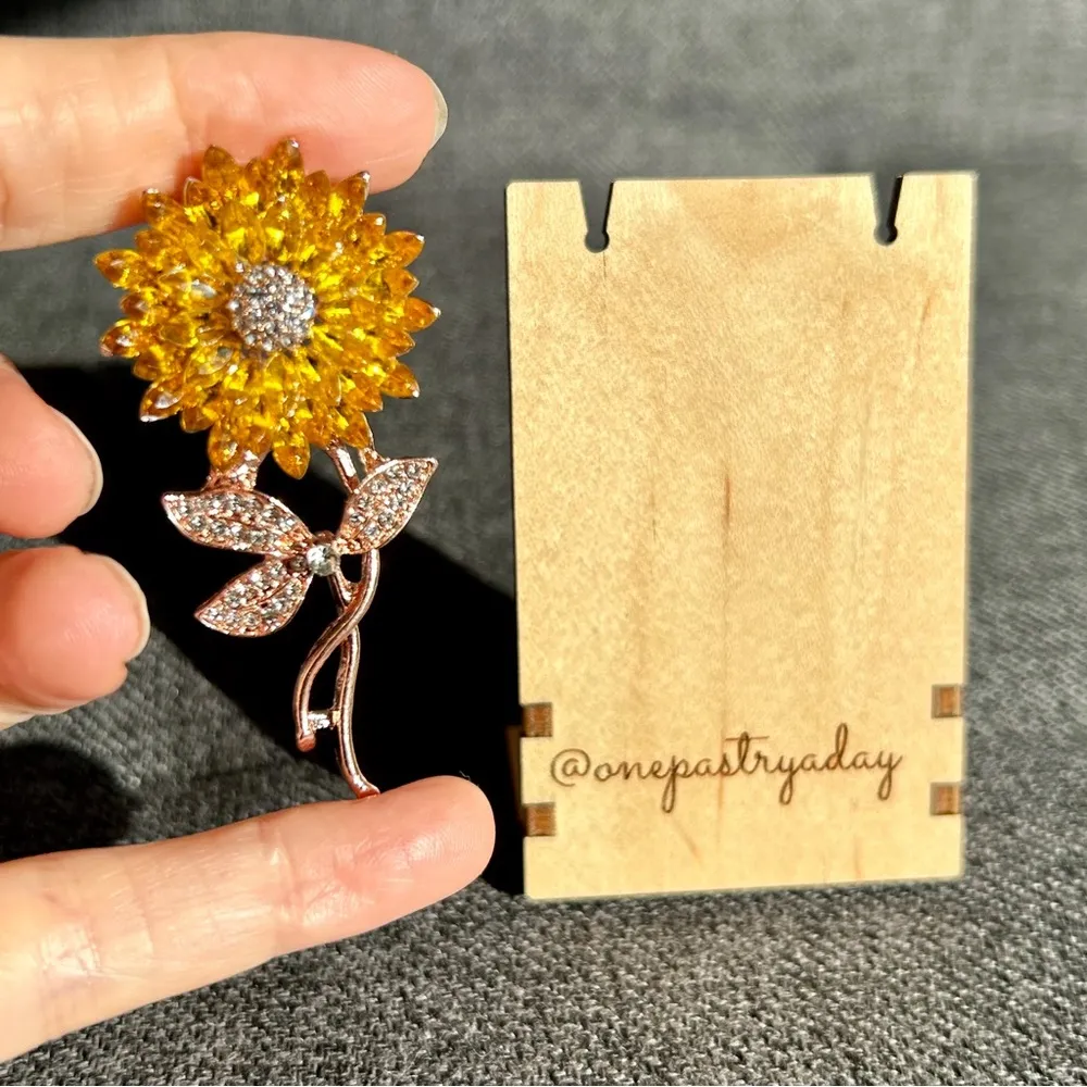 Sunflower Rhinestone Fashion Brooch, Pin, Bling, Sparkly, Rose Gold, White Gold - Image 12
