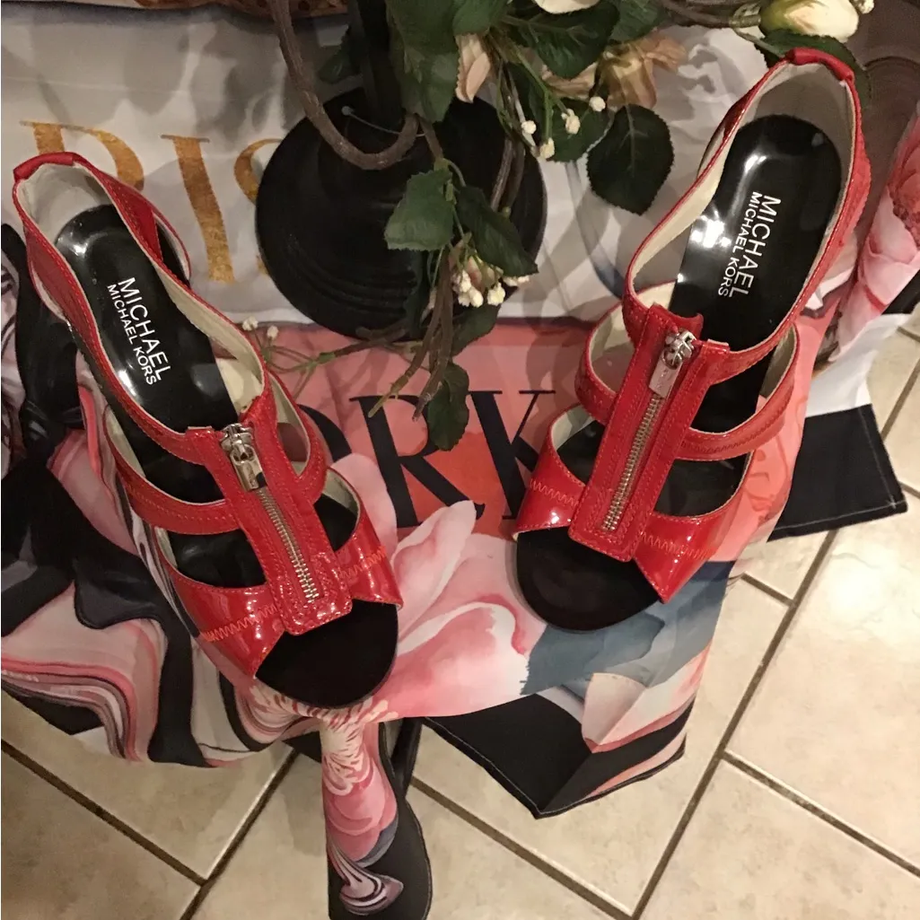 LIKE NEW! MMK Hot Chili Red Patent Leather Berkley T-Strap Sandal Size 7.5 M - Image 4