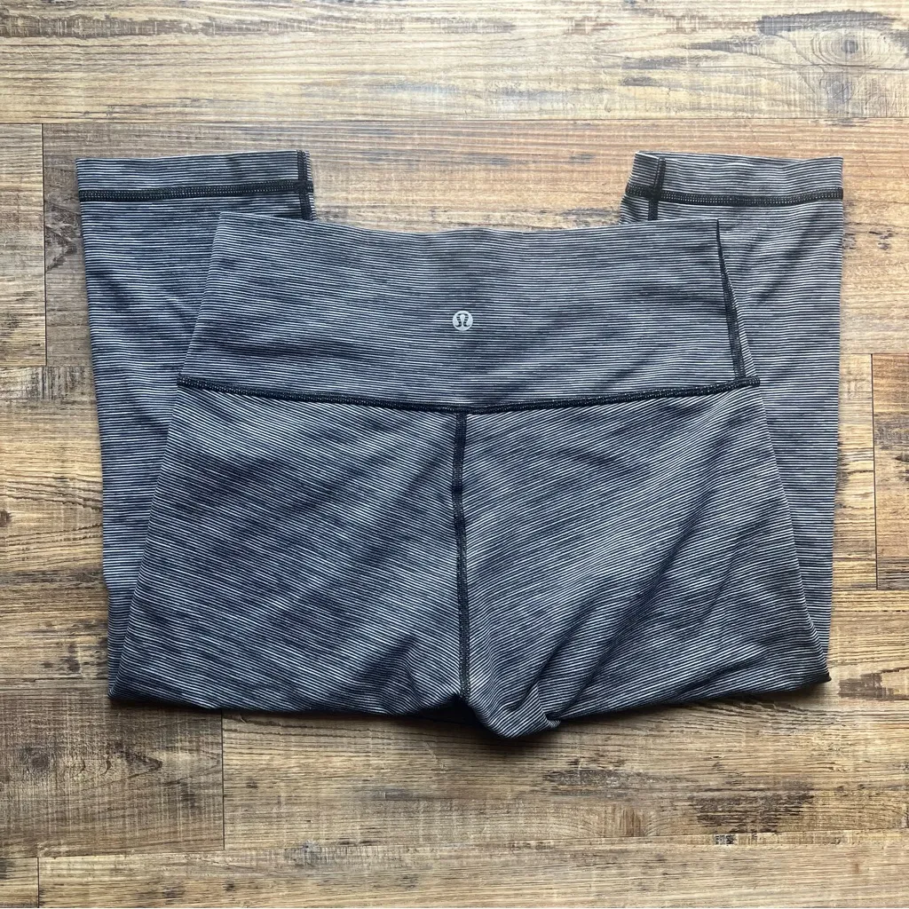 Lululemon  Women's Heather Gray 17 Cropped Leggings Size 8 - Image 5