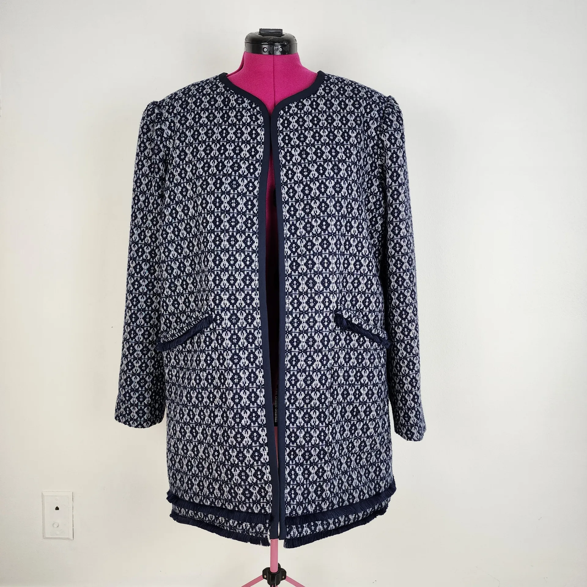 Carolina Belle Navy and White Patterned Blazer - Image 3