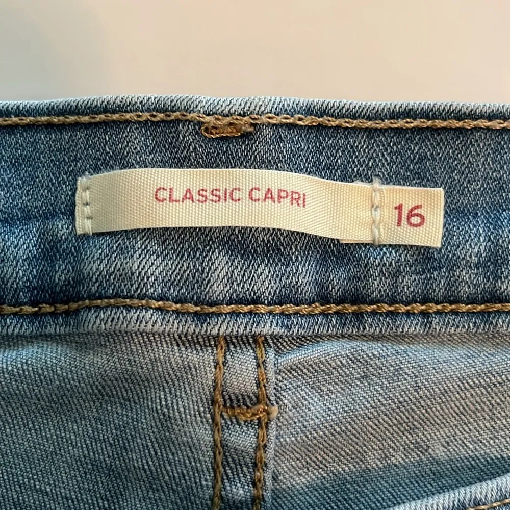 Levi’s Classic Capri High Rise Size 16 - Image 10