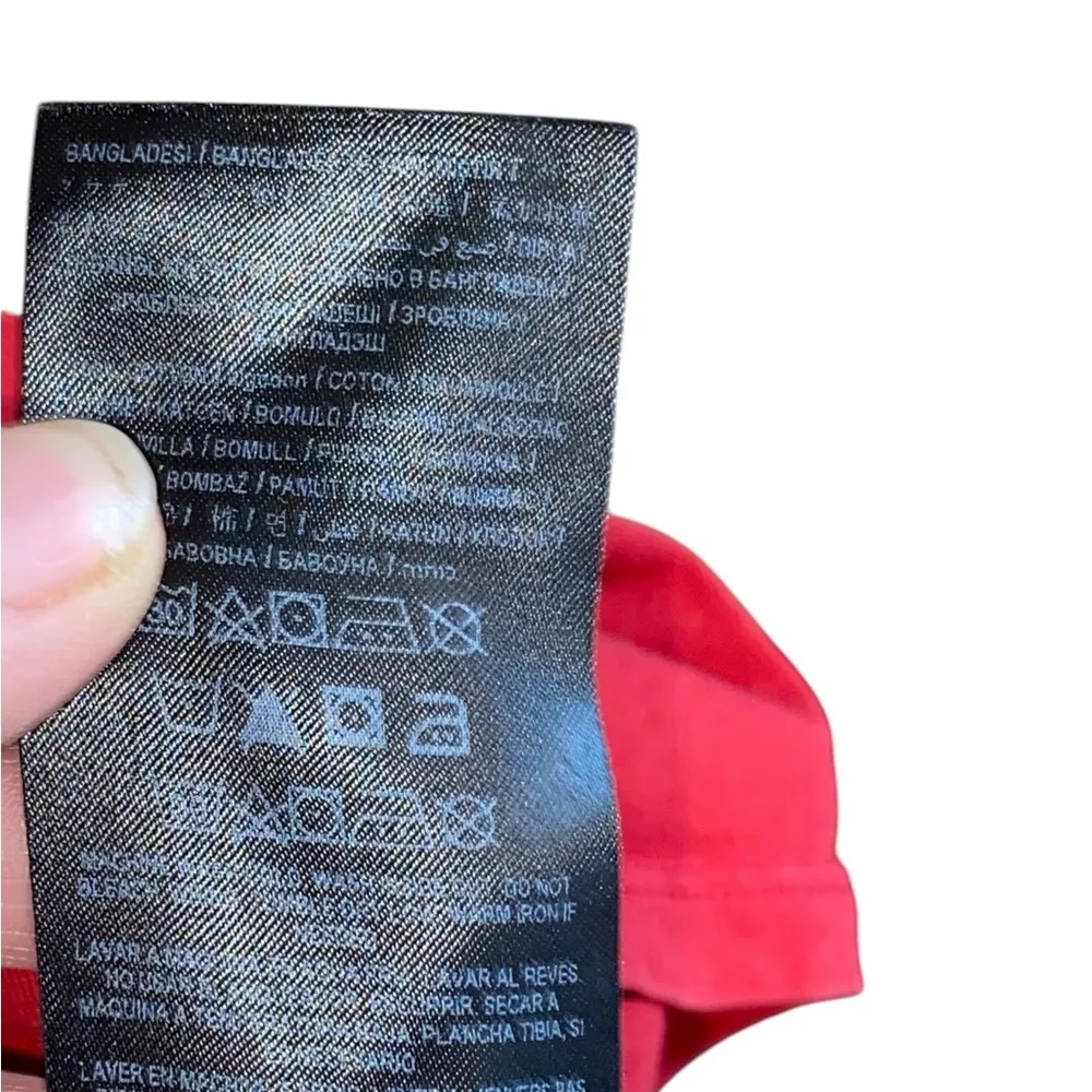 Guess 90s slim fit red tee with Classic triangle patch logo
baby tee - Image 7