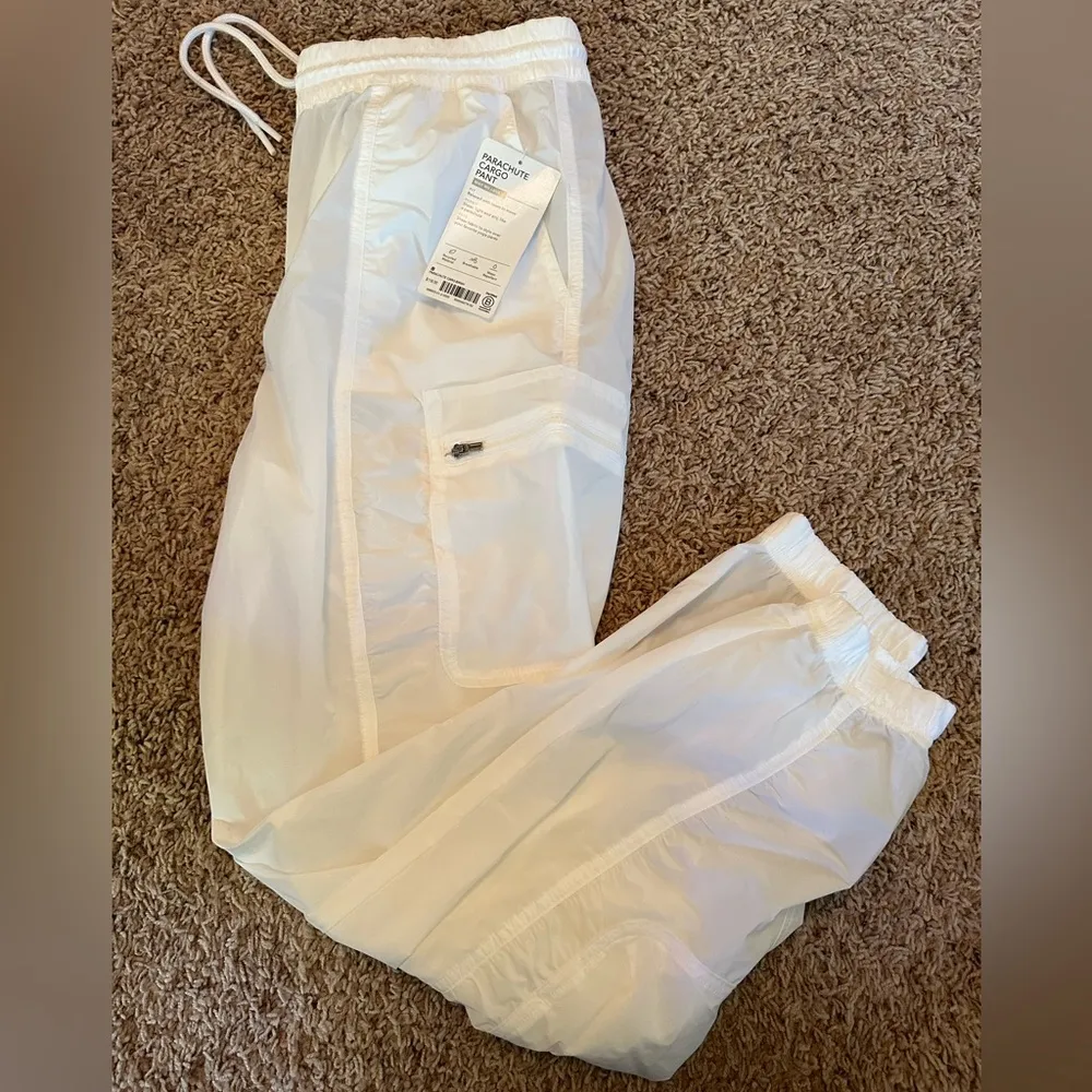 Athleta NWT  Parachute Cargo Pant - Size 8 - Image 3