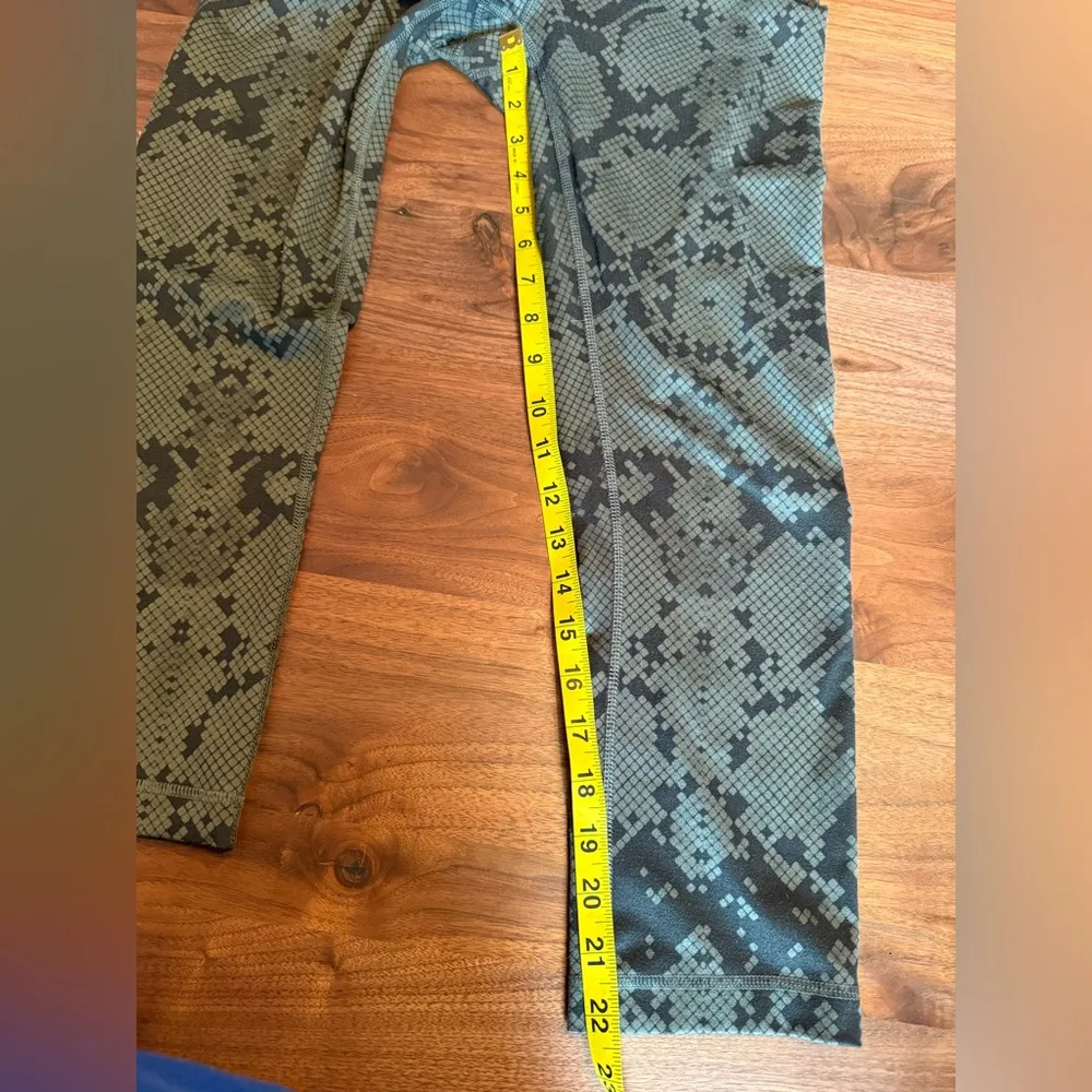 Lululemon size 6 Wunder Under Crop III Leggings Ziggy Snake Fatigue Green No Tag - Image 5