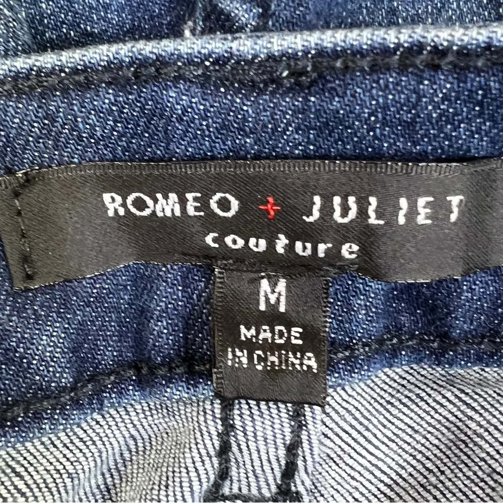 Romeo + Juliet Couture Size Medium Raw Hem Dark Blue Denim Wash Jeans 5 … - Image 12